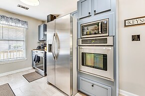 4 Mi to Airport: Atlanta Home w/ Deck & Hot Tub