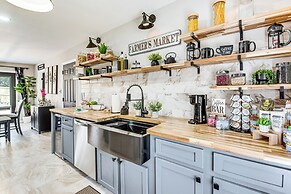 4 Mi to Airport: Atlanta Home w/ Deck & Hot Tub