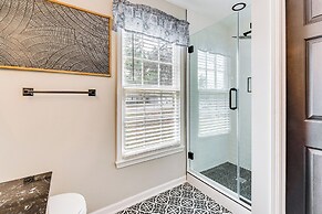 4 Mi to Airport: Atlanta Home w/ Deck & Hot Tub