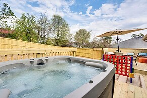 4 Mi to Airport: Atlanta Home w/ Deck & Hot Tub