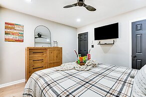 4 Mi to Airport: Atlanta Home w/ Deck & Hot Tub