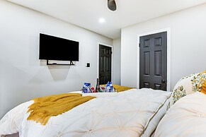 4 Mi to Airport: Atlanta Home w/ Deck & Hot Tub