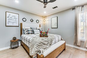 4 Mi to Airport: Atlanta Home w/ Deck & Hot Tub