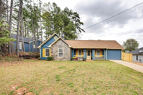 4 Mi to Airport: Atlanta Home w/ Deck & Hot Tub