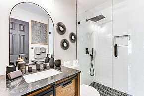 4 Mi to Airport: Atlanta Home w/ Deck & Hot Tub