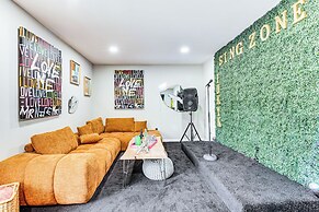 4 Mi to Airport: Atlanta Home w/ Deck & Hot Tub