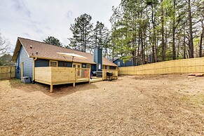 4 Mi to Airport: Atlanta Home w/ Deck & Hot Tub