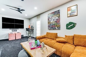 4 Mi to Airport: Atlanta Home w/ Deck & Hot Tub