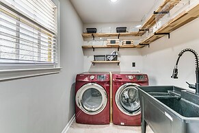 4 Mi to Airport: Atlanta Home w/ Deck & Hot Tub