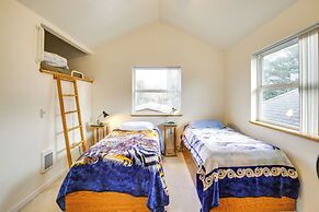 1 Block to Twin Rocks Beach: Pet-friendly Cottage