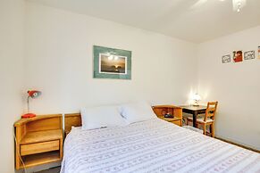 1 Block to Twin Rocks Beach: Pet-friendly Cottage