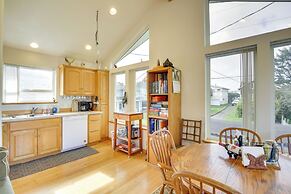 1 Block to Twin Rocks Beach: Pet-friendly Cottage