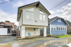 1 Block to Twin Rocks Beach: Pet-friendly Cottage