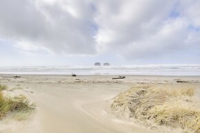 1 Block to Twin Rocks Beach: Pet-friendly Cottage