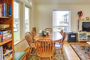 1 Block to Twin Rocks Beach: Pet-friendly Cottage