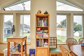 1 Block to Twin Rocks Beach: Pet-friendly Cottage