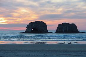 1 Block to Twin Rocks Beach: Pet-friendly Cottage