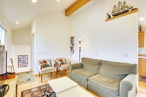 1 Block to Twin Rocks Beach: Pet-friendly Cottage