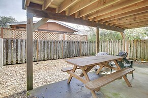 1 Block to Twin Rocks Beach: Pet-friendly Cottage