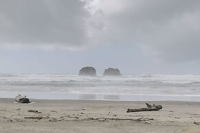 1 Block to Twin Rocks Beach: Pet-friendly Cottage