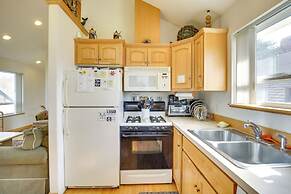 1 Block to Twin Rocks Beach: Pet-friendly Cottage