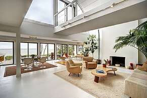 Sunset Villa by Rove Beachfront w Deck Pool