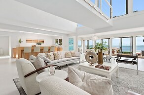 Sunset Villa by Rove Beachfront w Deck Pool