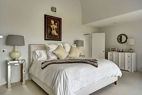 Sunset Villa by Rove Beachfront w Deck Pool