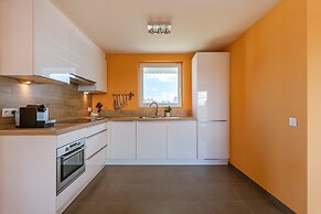 Huswell - Apartment With Sunny Terrace and Parking