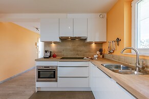 Huswell - Apartment With Sunny Terrace and Parking