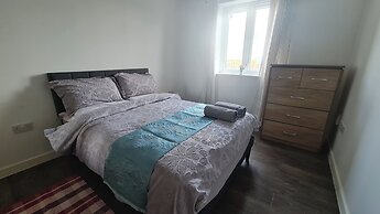 Barking 2 Bed Apt With Parking & Good Travel Links