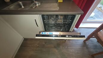 Barking 2 Bed Apt With Parking & Good Travel Links