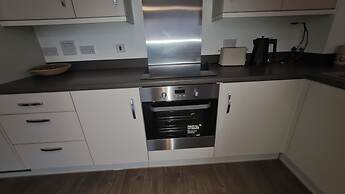 Barking 2 Bed Apt With Parking & Good Travel Links