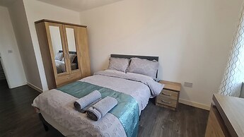 Barking 2 Bed Apt With Parking & Good Travel Links