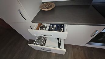 Barking 2 Bed Apt With Parking & Good Travel Links