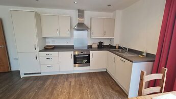Barking 2 Bed Apt With Parking & Good Travel Links