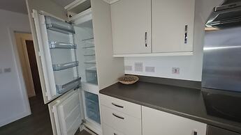 Barking 2 Bed Apt With Parking & Good Travel Links