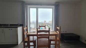 Barking 2 Bed Apt With Parking & Good Travel Links