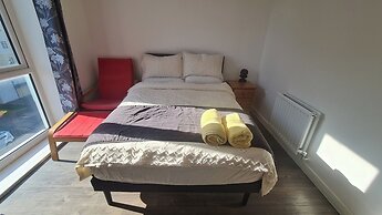 Barking 2 Bed Apt With Parking & Good Travel Links