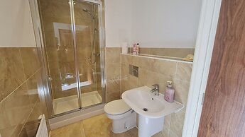 Barking 2 Bed Apt With Parking & Good Travel Links