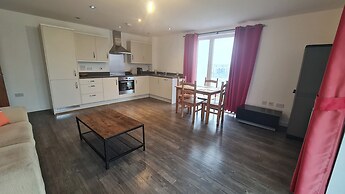 Barking 2 Bed Apt With Parking & Good Travel Links