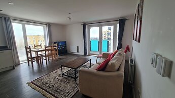 Barking 2 Bed Apt With Parking & Good Travel Links
