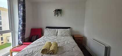 Barking 2 Bed Apt With Parking & Good Travel Links