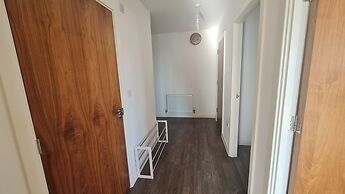 Barking 2 Bed Apt With Parking & Good Travel Links