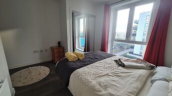 Barking 2 Bed Apt With Parking & Good Travel Links