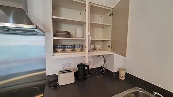 Barking 2 Bed Apt With Parking & Good Travel Links