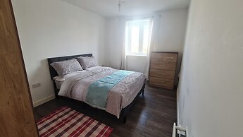 Barking 2 Bed Apt With Parking & Good Travel Links