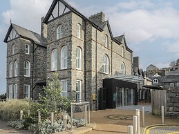 Harlech Apartments - Matholwch