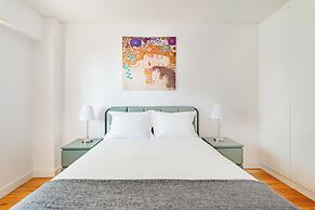 Oeiras Spacious and Coastal Flat