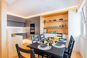 Oeiras Spacious and Coastal Flat